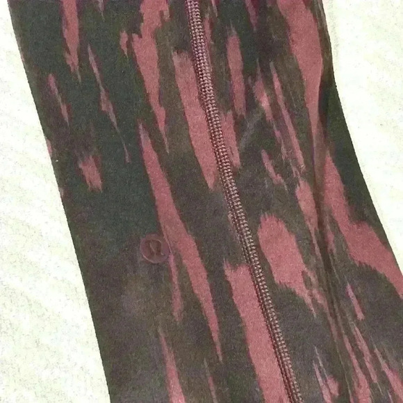Lululemon Exquisite Crop in Bordeaux Animal Print Drama Size 6 - Picture 5 of 12